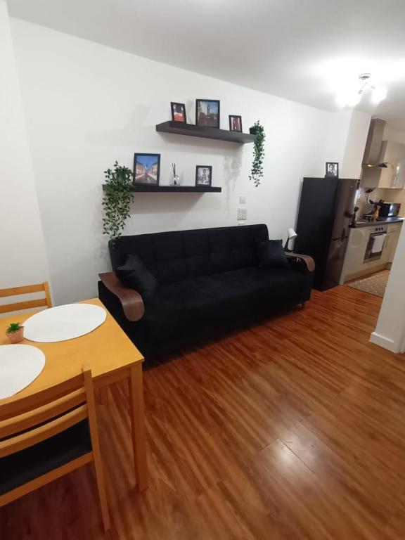 Flat on Harrow market street, <b>Tube station</b> is very <b>close</b>, <b>near</b> ...