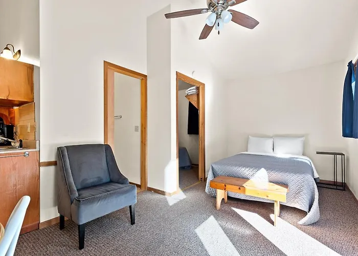 Motels in Hill City