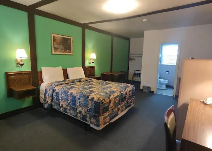 Motels in Tipton