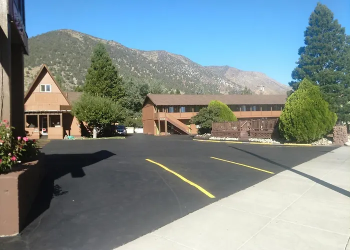 Motels in Lee Vining