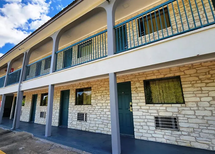 Cheap Hotels in Wharton