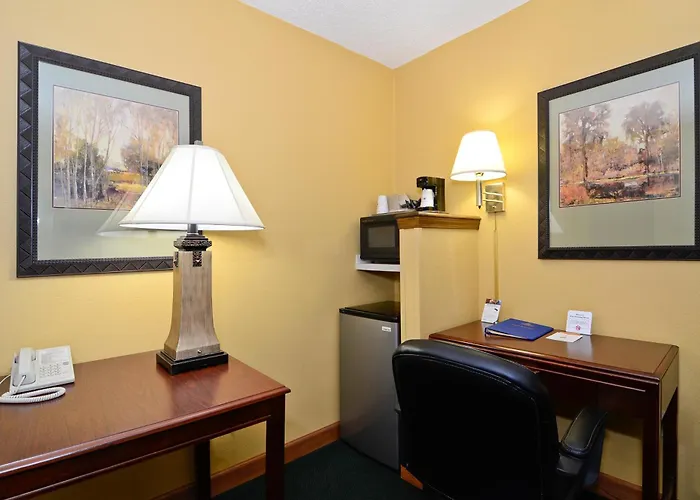 Motels in Iola