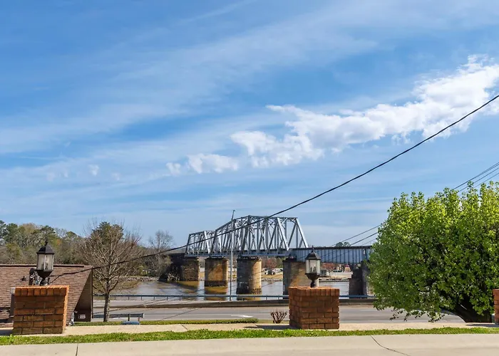 Motels in Hanceville