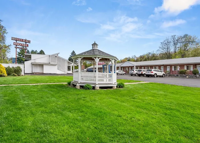 Motels in Syosset