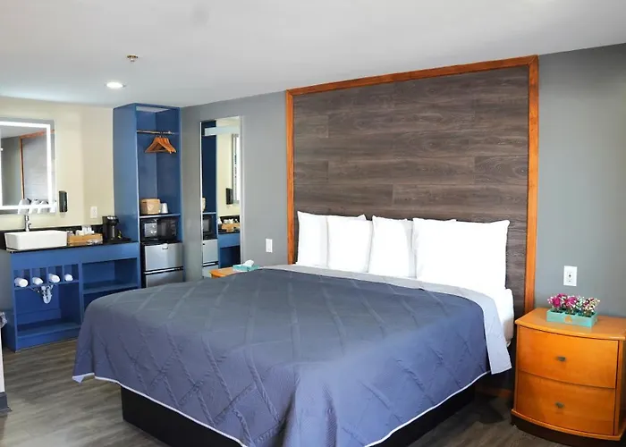 Motels in Newington