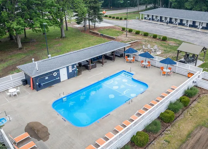 Motels in Byron Center