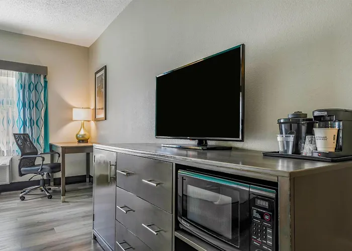 Cheap Hotels in Webster