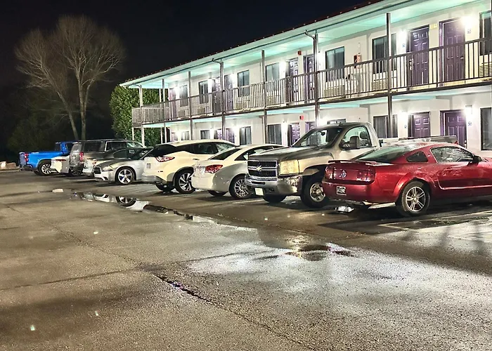 Motels in Madisonville