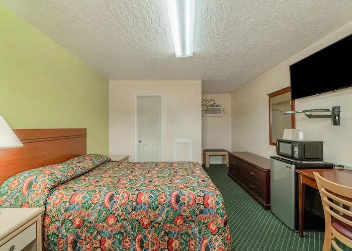 Motels in Clayton