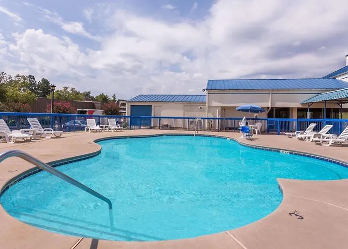Motels in Commerce