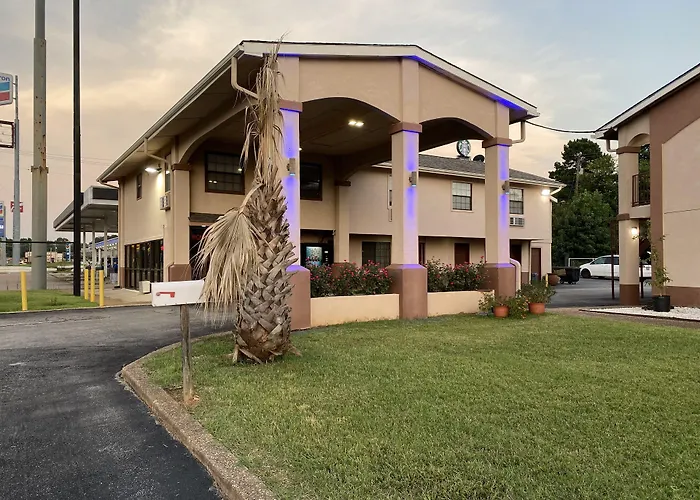 Motels in Lindale