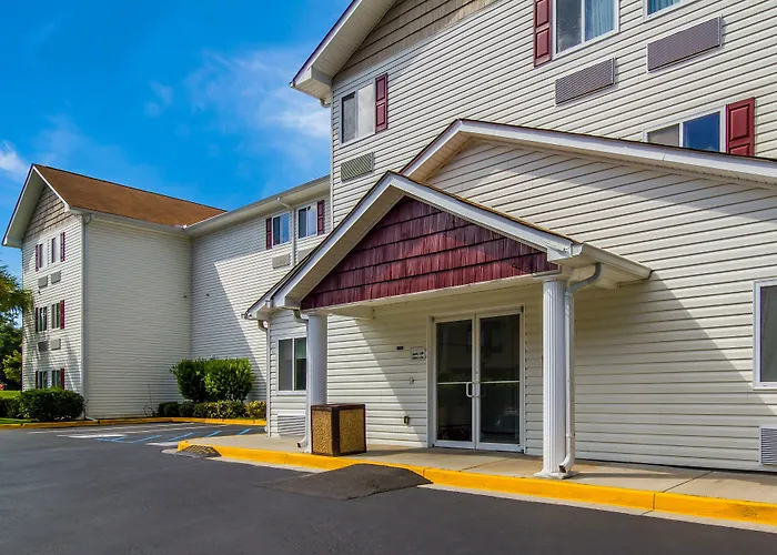 Motels in Darien