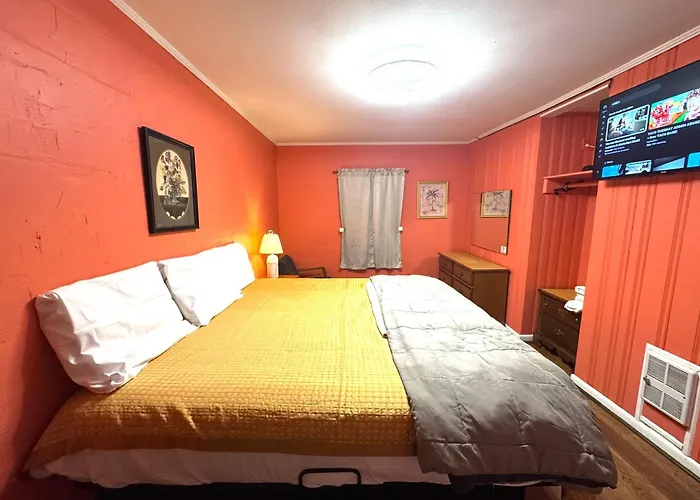 Motels in Newland