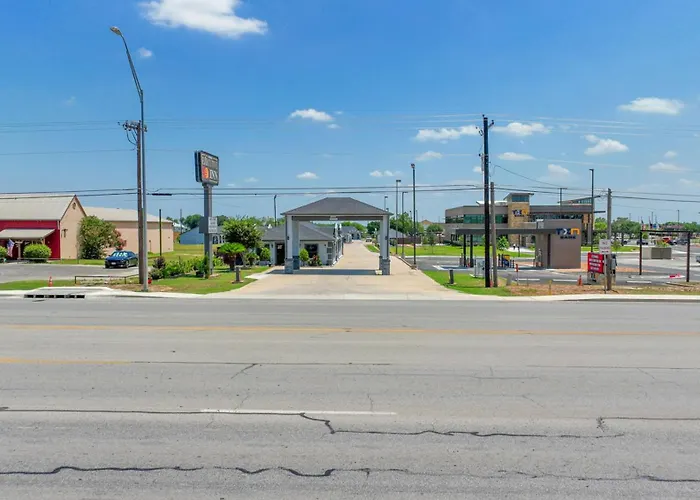 Motels in Hondo