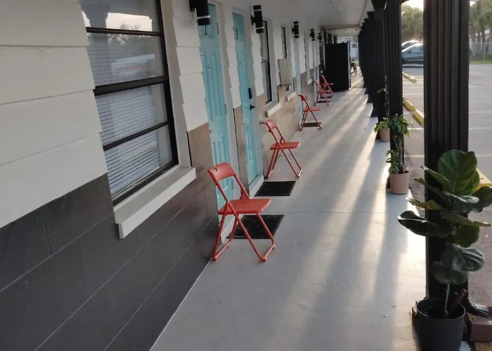 Motels in Holiday