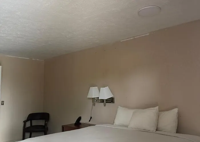 Motels in Hahira