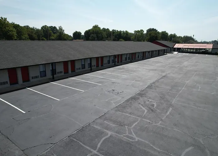 Motels in Grove