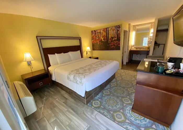 Motels in Avon