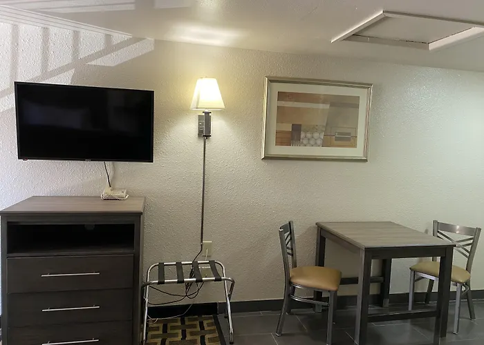 Motels in Munds Park