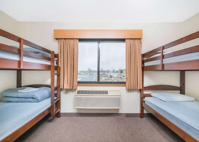 Motels in Garrison