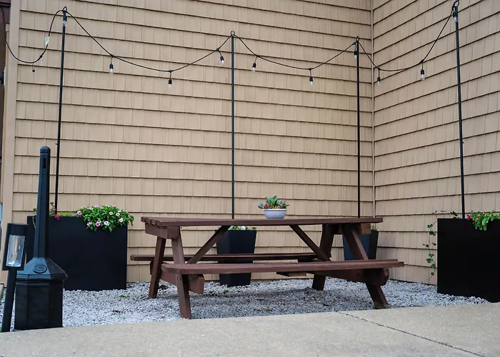 Motels in Chardon
