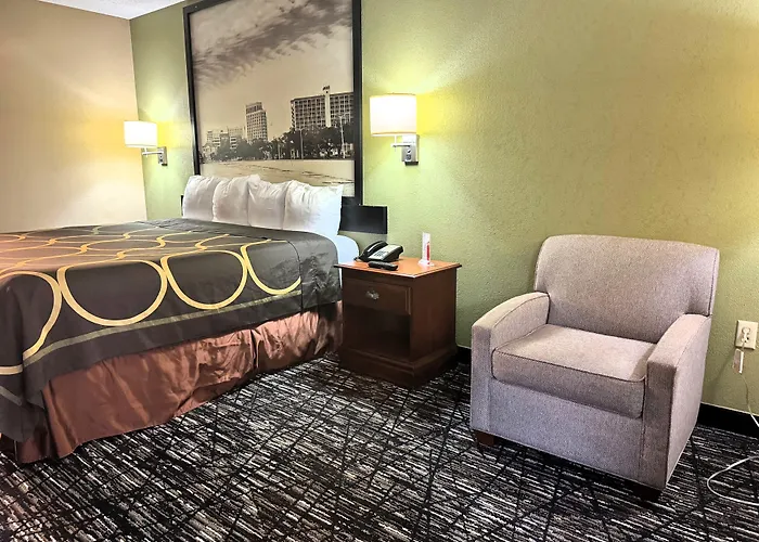 Motels in Monticello