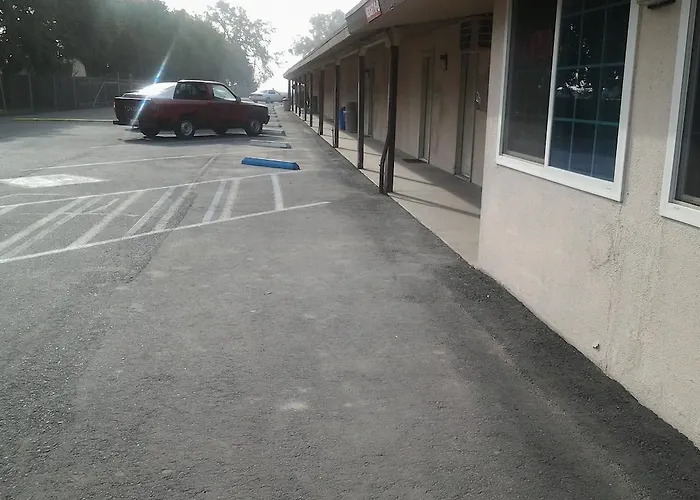 Motels in Tulare